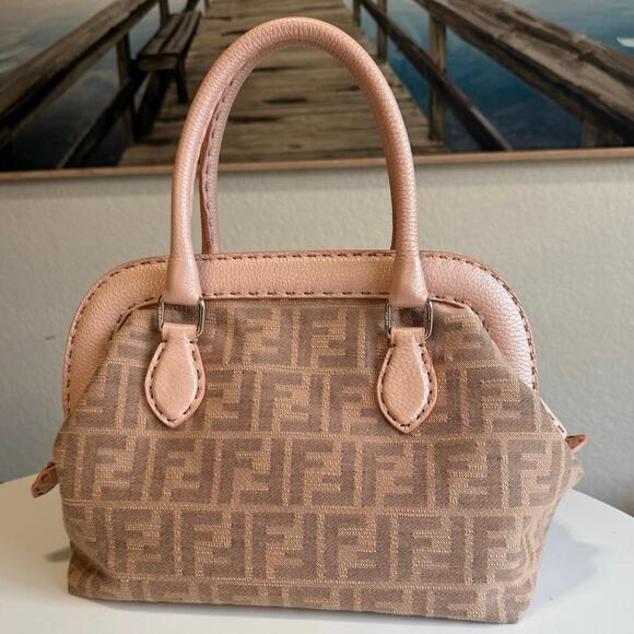 💎✨RARE AND DISCONTINUED✨💎 Authentic Fendi Handbag - Elegant - Picture 3 of 8